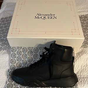 ALEXANDER MCQUEEN COURT MID NAPPA LEATHER
BLACK & BLACK